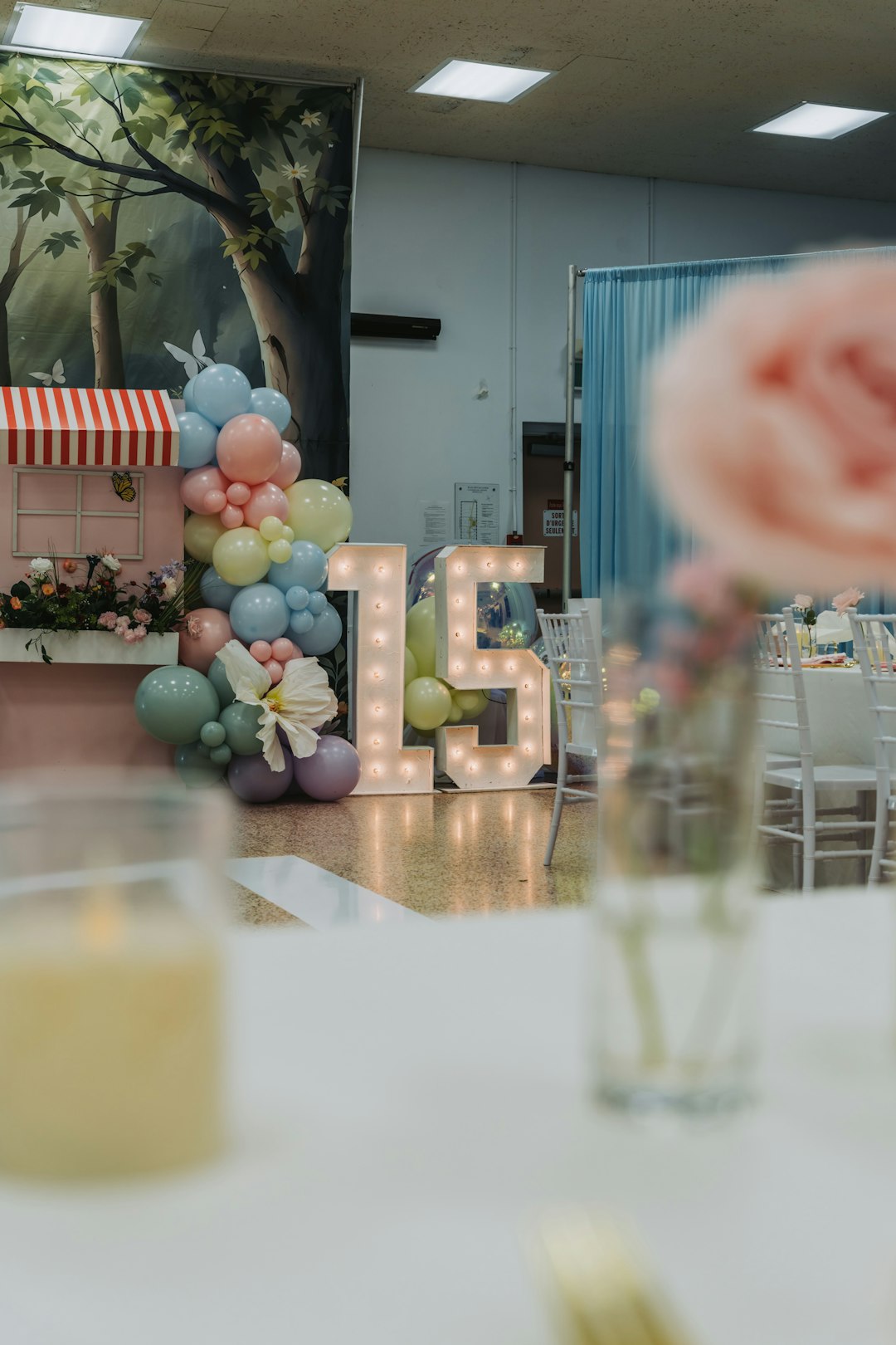 illuminated-number-15-with-balloons-at-a-party-vxgldwqlzuu